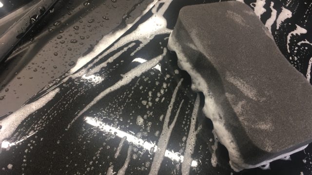 洗車スポンジ作業